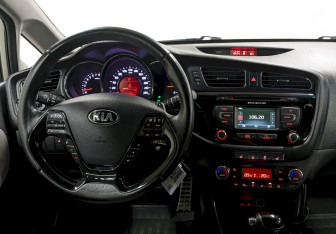 Подержанный автомобиль Kia Ceed Wagon 2014 года (21 фото)