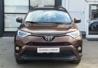 Подержанный автомобиль Toyota RAV4 2017 года (2 фото)