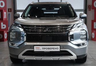 Подержанный автомобиль Mitsubishi Outlander 2022 года (2 фото)