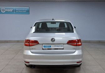 Подержанный автомобиль Volkswagen Jetta Sedan 2015 года (6 фото)