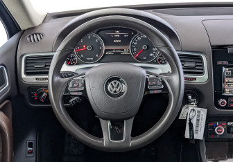 Подержанный автомобиль Volkswagen Touareg 2012 года (22 фото)