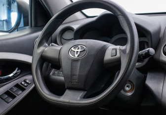 Подержанный автомобиль Toyota RAV4 2012 года (15 фото)
