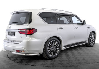 Подержанный автомобиль Infiniti QX80 2021 года (5 фото)