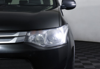 Подержанный автомобиль Mitsubishi Outlander 2014 года (26 фото)