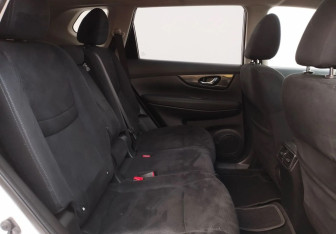 Подержанный автомобиль Nissan X-Trail 2015 года (11 фото)