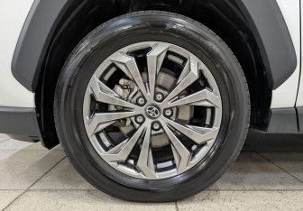 Подержанный автомобиль Toyota RAV4 2025 года (12 фото)