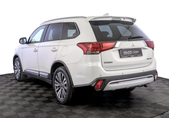 Подержанный автомобиль Mitsubishi Outlander 2019 года (7 фото)
