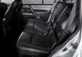 Подержанный автомобиль Mitsubishi Pajero 2012 года (10 фото)