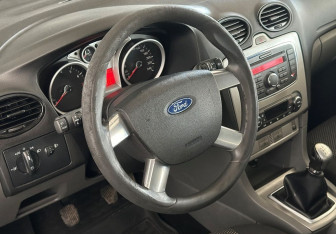 Подержанный автомобиль Ford Focus Sedan 2011 года (10 фото)