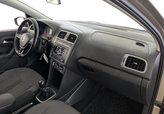 Подержанный автомобиль Volkswagen Polo Sedan 2016 года (19 фото)