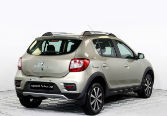 Подержанный автомобиль Renault Sandero 2016 года (5 фото)