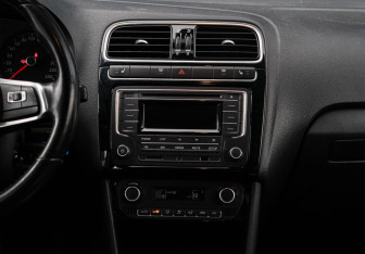 Подержанный автомобиль Volkswagen Polo Sedan 2016 года (10 фото)