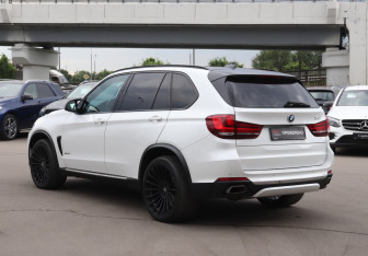 Подержанный автомобиль BMW X5 2014 года (7 фото)