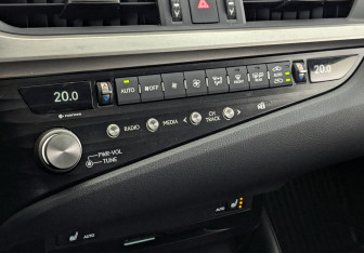 Подержанный автомобиль Lexus ES 2021 года (26 фото)