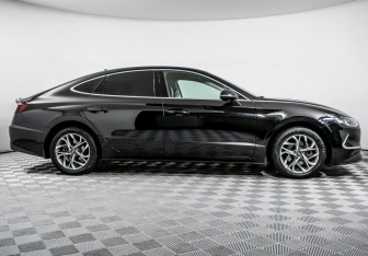 Подержанный автомобиль Hyundai Sonata 2022 года (4 фото)