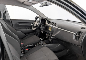 Подержанный автомобиль Kia Rio Hatchback 2021 года (11 фото)