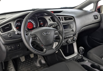 Подержанный автомобиль Kia Ceed Hatchback 2014 года (15 фото)
