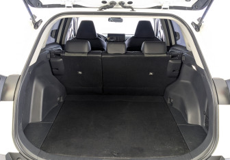 Подержанный автомобиль Toyota RAV4 2024 года (10 фото)