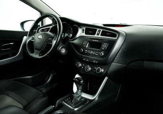 Подержанный автомобиль Kia Ceed Hatchback 2013 года (7 фото)