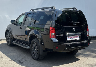Подержанный автомобиль Nissan Pathfinder 2010 года (7 фото)
