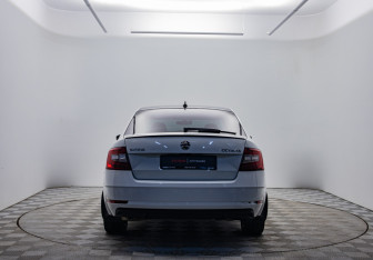 Подержанный автомобиль Skoda Octavia Liftback 2018 года (6 фото)