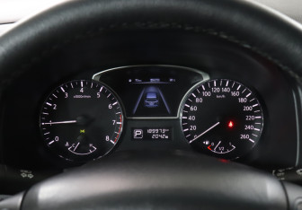 Подержанный автомобиль Nissan Pathfinder 2015 года (11 фото)