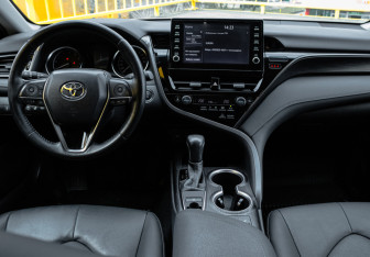 Подержанный автомобиль Toyota Camry Sedan 2021 года (10 фото)