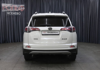 Подержанный автомобиль Toyota RAV4 2017 года (6 фото)