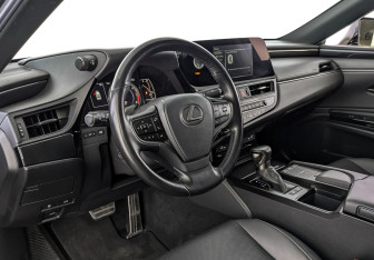 Подержанный автомобиль Lexus ES 2021 года (15 фото)
