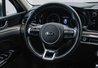 Подержанный автомобиль Kia K5 2020 года (15 фото)