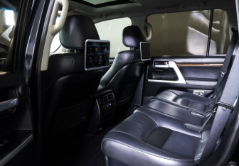 Подержанный автомобиль Toyota Land Cruiser Suv 2018 года (11 фото)