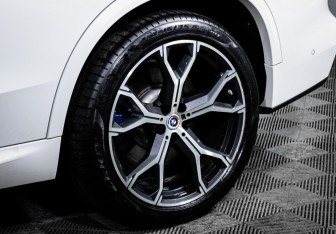 Подержанный автомобиль BMW X5 2022 года (15 фото)