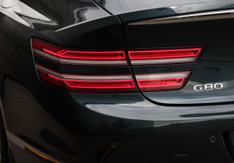 Подержанный автомобиль Genesis G80 2022 года (27 фото)