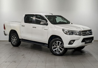 Подержанный автомобиль Toyota Hilux 2015 года (3 фото)