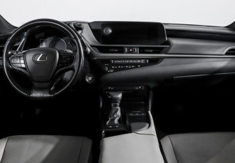 Подержанный автомобиль Lexus ES 2018 года (12 фото)