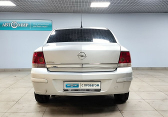 Подержанный автомобиль Opel Astra Sedan 2011 года (6 фото)