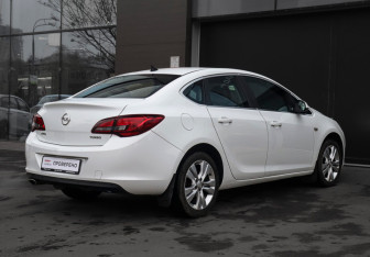 Подержанный автомобиль Opel Astra Sedan 2015 года (5 фото)