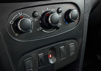 Подержанный автомобиль Renault Logan Sedan 2022 года (21 фото)