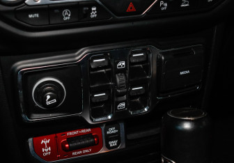 Подержанный автомобиль Jeep Gladiator 2022 года (24 фото)