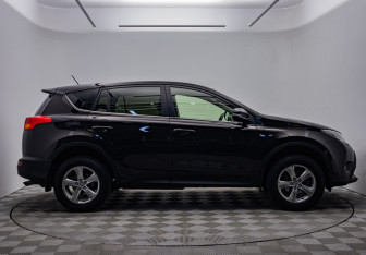 Подержанный автомобиль Toyota RAV4 2015 года (4 фото)
