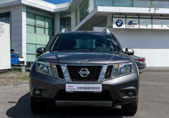 Подержанный автомобиль Nissan Terrano 2015 года (2 фото)