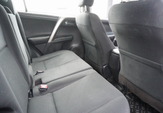 Подержанный автомобиль Toyota RAV4 2013 года (10 фото)