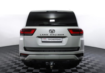 Подержанный автомобиль Toyota Land Cruiser Suv 2021 года (6 фото)