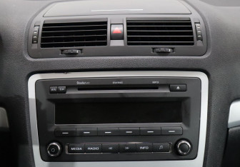 Подержанный автомобиль Skoda Octavia Liftback 2011 года (14 фото)