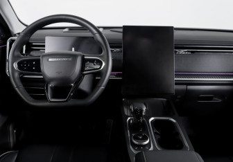 Подержанный автомобиль Jaecoo J7 2024 года (12 фото)