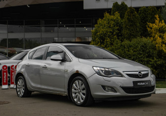 Подержанный автомобиль Opel Astra Hatchback 2011 года (2 фото)