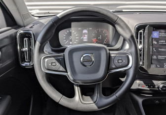 Подержанный автомобиль Volvo XC40 2020 года (22 фото)