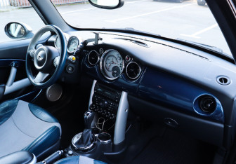 Подержанный автомобиль MINI Hatch 2006 года (8 фото)
