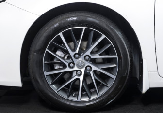 Подержанный автомобиль Lexus ES 2015 года (19 фото)