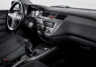 Подержанный автомобиль Mitsubishi Lancer Sedan 2009 года (9 фото)